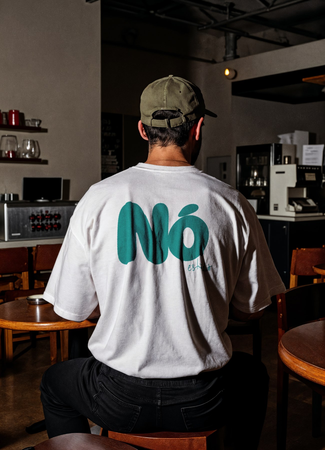 Camiseta NÓ Estúdio aplicada em ambiente real